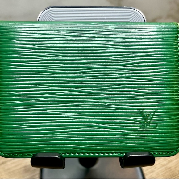 Louis Vuitton Vintage Porte 2 Cartes Vertical Wallet in Green Epi Leather - GUC - Picture 1 of 12